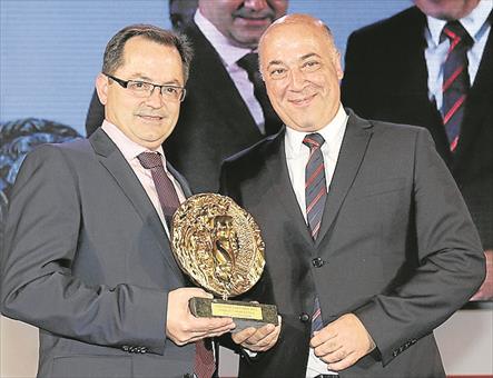 Guillermo Jiménez (Gerente), recibiendo el Premio Cordobés del Año, que le fue entregado a Envases Rambleños por el presidente de la Diputación provincial, Antonio Ruiz